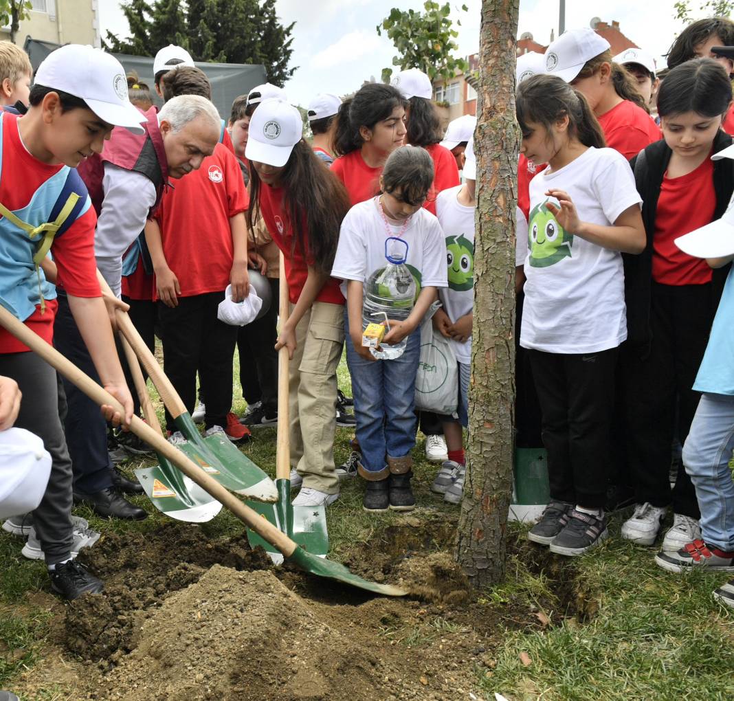 Fatih’te yeşil seferberlik: 2 bin 500 ağaç toprakla buluştu 4